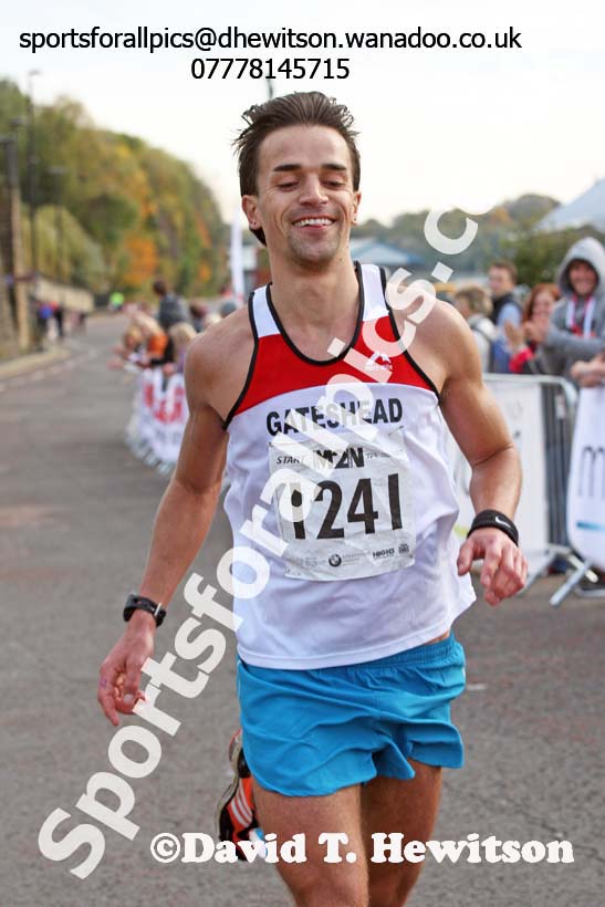 Conrad Franks wins the Morpeth to Newcastle Marathon. Photo: David T. Hewitson/Sports for All Pics